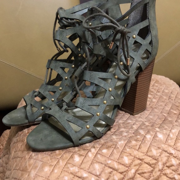 Women’s size 10 heels by guess - Picture 3 of 3